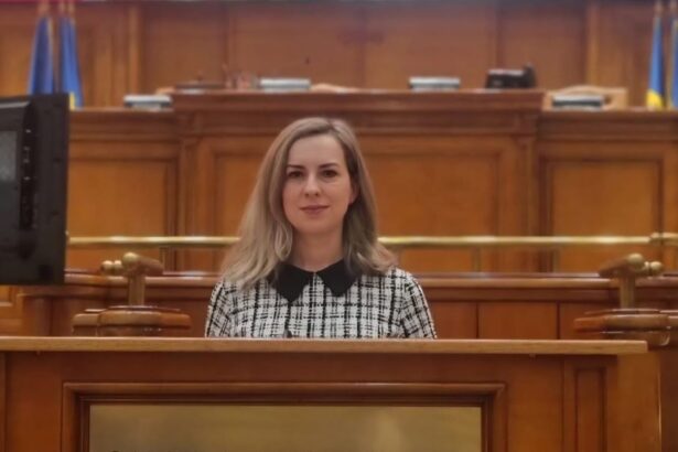 Deputata Dumitrița Albu vorbind în Parlament despre „Sindromul Italia”, fenomenul care afectează femeile românce plecate la muncă în străinătate.