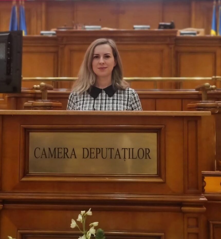 Deputata Dumitrița Albu vorbind în Parlament despre „Sindromul Italia”, fenomenul care afectează femeile românce plecate la muncă în străinătate.