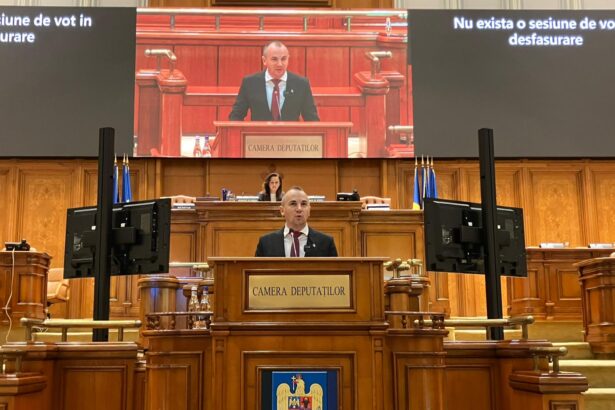 Valentin Răducea în Parlament discutând despre stadiul implementării Cloudului Guvernamental și întârzierile proiectului de digitalizare finanțat prin PNRR.