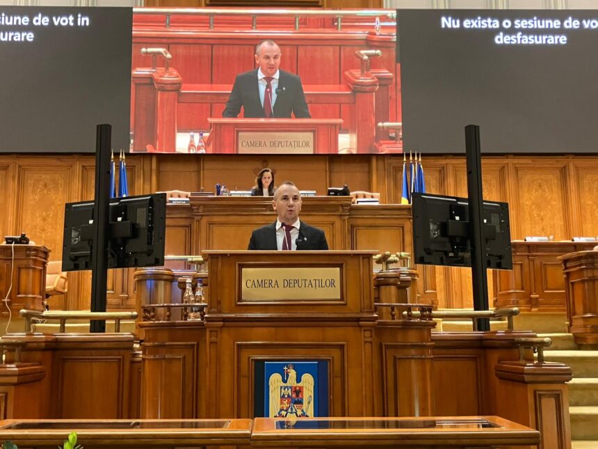 Valentin Răducea în Parlament discutând despre stadiul implementării Cloudului Guvernamental și întârzierile proiectului de digitalizare finanțat prin PNRR.