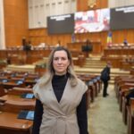 Dumitrița Albu la tribuna Camerei Deputaților, în timpul unei declarații politice despre criza guvernamentală și lipsa unei alternative credibile după cabinetul Bolojan.