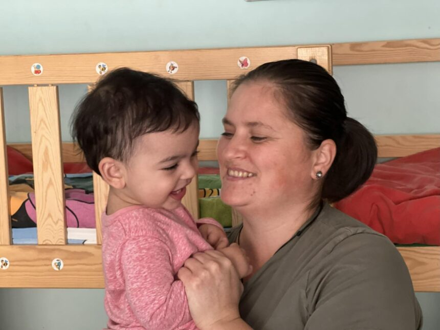 abandonat in maternitate un bebelus a fost adoptat de o familie din sibiu care mai are 5 copii doar cand este saracie vezi cu adevarat ajutorul lui dumnezeu 6914c5c304c72