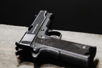 barbat din turda prins in flagrant in timp ce vindea o arma pentru 1 200 de euro 69061eb9bb694