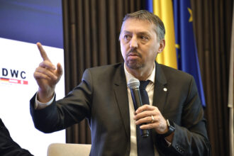 bursele studentilor vor fi marite din fondurile europene daniel david explica planul pentru prima de cariera didactica 690ba1a89d0d1