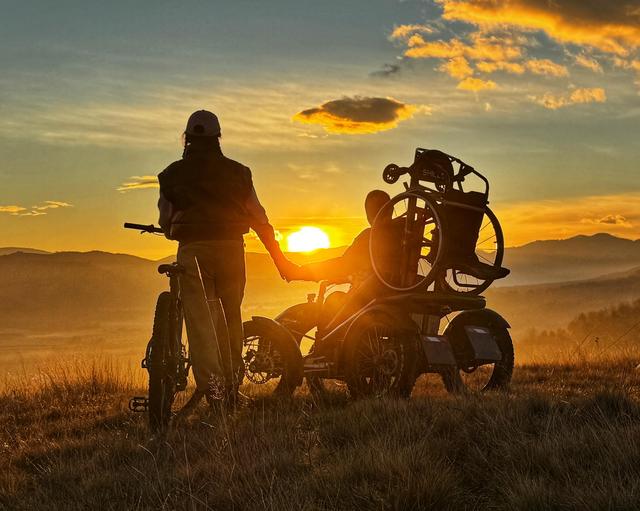 caiac smile extinde limitele integrarii oamenii cu dizabilitati au urcat muntele si au trait rasaritul de soare in siguranta 69243cc69929c