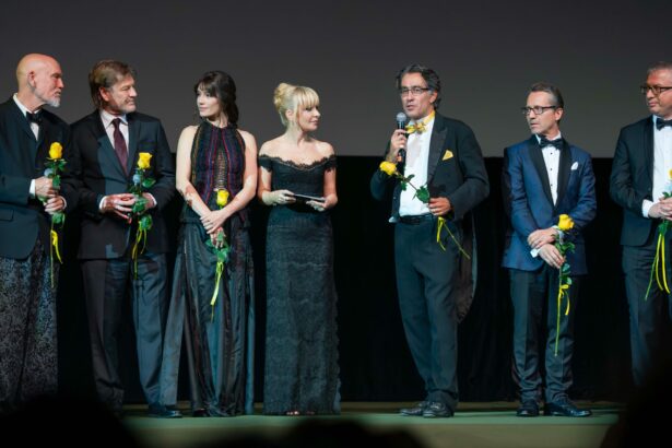 cravata galbena la momentul premierei de gala john malkovici cred ca toti cei care nu suntem romani ne simtim onorati sa facem parte din acest film despre un mare roman 6908aa5379e3b