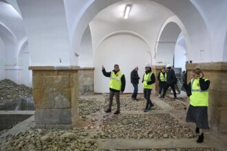 descoperiri arheologice importante la castelul huniade ziduri din vremea lui iancu de hunedoara si regelui carol robert de anjou 6924bfa994227