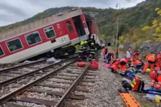 doua trenuri s au ciocnit in cehia echipele de interventie vorbesc despre zeci de victime 691ec78817f23