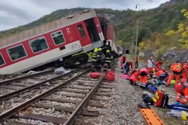 doua trenuri s au ciocnit in cehia echipele de interventie vorbesc despre zeci de victime 691ec78817f23