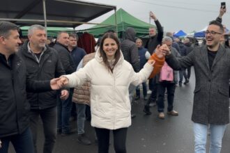 edited anca alexandrescu prinsa in hora in targul de la vitan alaturi de makaveli si lazarus se canta te iubesc sa moara mama 6922fc0a8369d