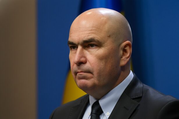 Ilie Bolojan și sigla PNL într-o compoziție editorială despre Congresul PNL, modificarea statutului și fractura internă din partid.