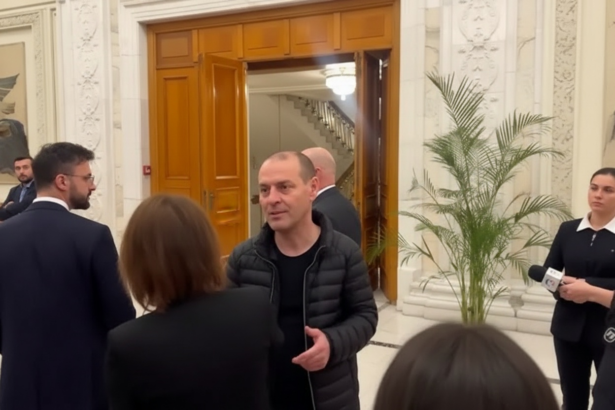 edited omul lui dogioiu ofiter de presa la guvern verificat disciplinar dupa ce a bruscat jurnalistii la plecarea premierului din parlament 692712905e563