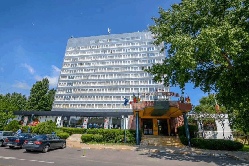 fusese condamnat la demolare dar acum hotelul perla din mamaia incepe o viata noua proprietarul a decis restaurarea cladirii monument 6911d0ce606c3