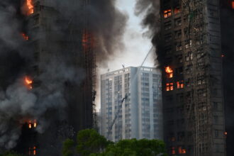 incendiul din hong kong politia anunta ca operatiunile de cautare a victimelor ar putea dura saptamani 692c542cb707d