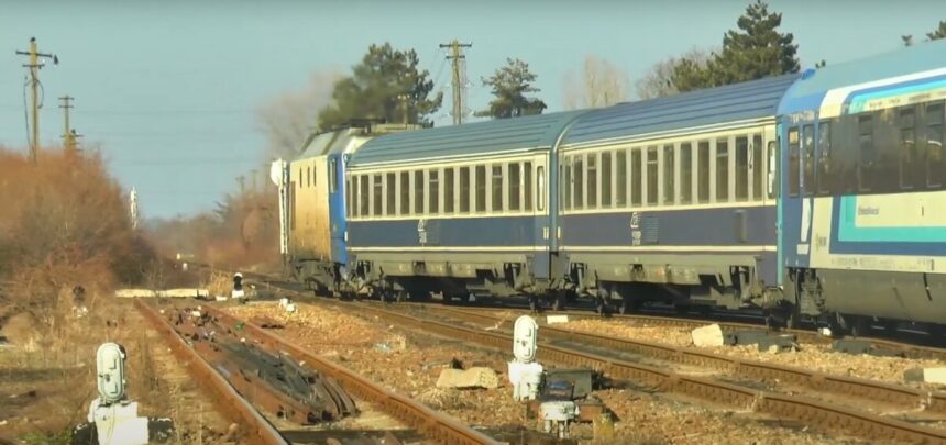 incident grav in caras severin un tren al cfr a lovit un echipament feroviar care nu trebuia sa se afle pe sine 692c0f32db341