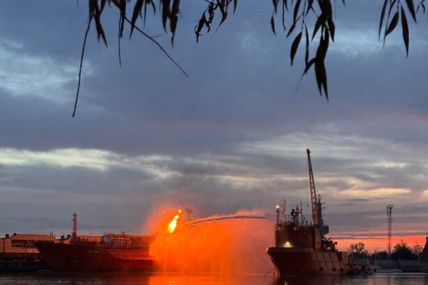 isu tulcea incendiul la nava care transporta gpl a fost stins locuitorii din plauru se pot intoarce in locuinte 691c6776a7313