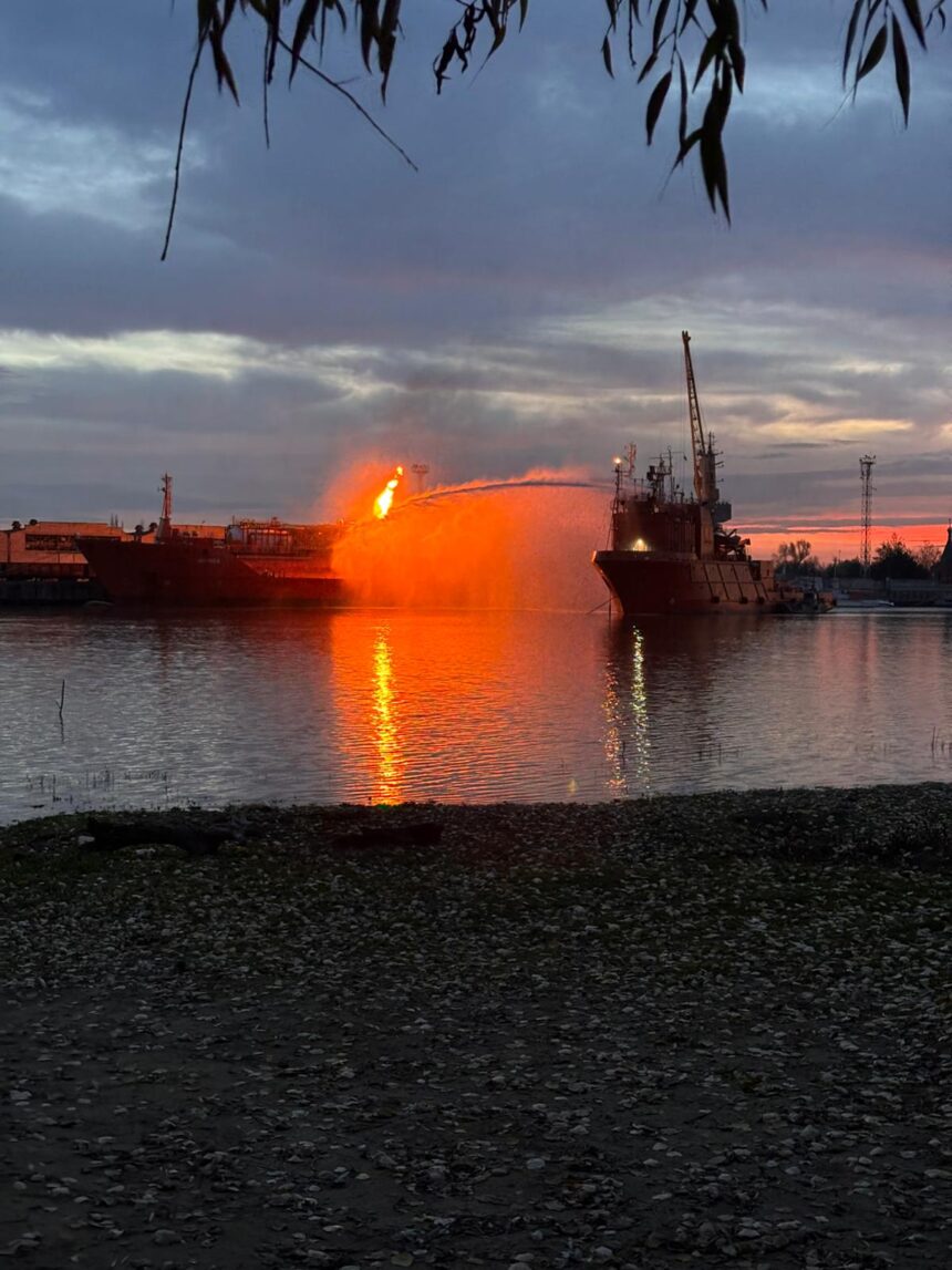 isu tulcea incendiul la nava care transporta gpl a fost stins locuitorii din plauru se pot intoarce in locuinte 691c6776a7313