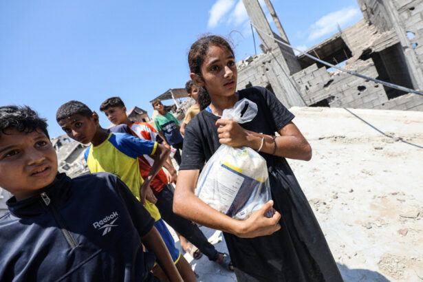 italia evacueaza copii din gaza aflati in stare critica pentru tratament medical 690cc30eb18e2