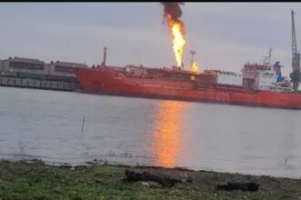 nava cu gpl lovita de o drona arde in continuare flacarile mentin tulcea intr o stare de alerta maxima 691c084e5eeaa