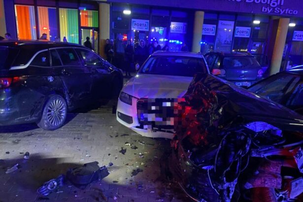 o masina a facut prapad in parcarea unui complex sportiv din satu mare pompierii au gasit o persoana incarcerata 692b4cba8e1bd