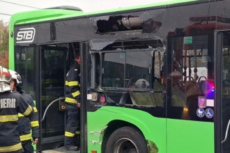 opt persoane ranite dupa un accident intre un tramvai si un autobuz in capitala 6909bc8121604