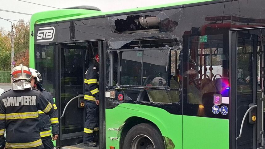 opt persoane ranite dupa un accident intre un tramvai si un autobuz in capitala 6909bc8121604
