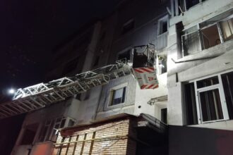 pascani copil blocat in casa adult blocat pe balcon pompierii au intervenit cu autoplatforma 6912392863236