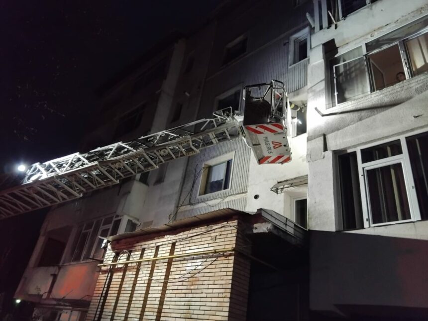 pascani copil blocat in casa adult blocat pe balcon pompierii au intervenit cu autoplatforma 6912392863236