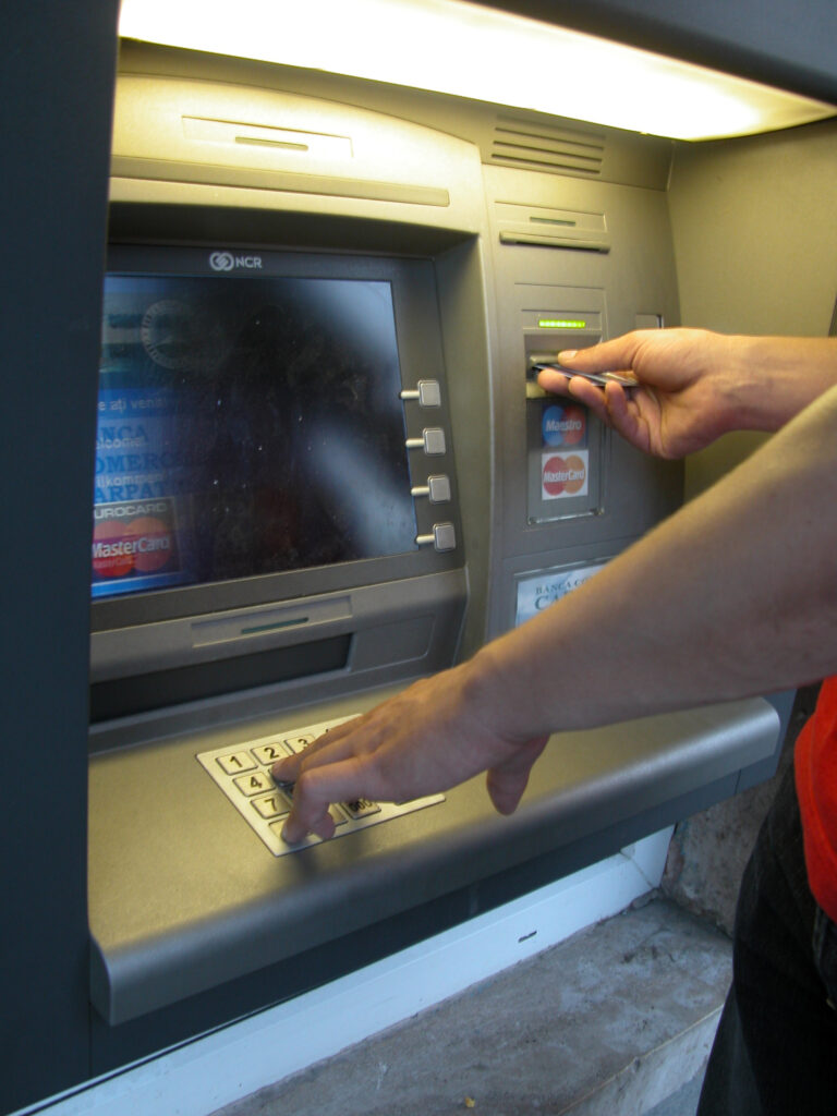 paznicul unei banci din iasi a furat dintr un bancomat 68 650 lei si 9 750 euro 6911bf4c0883a