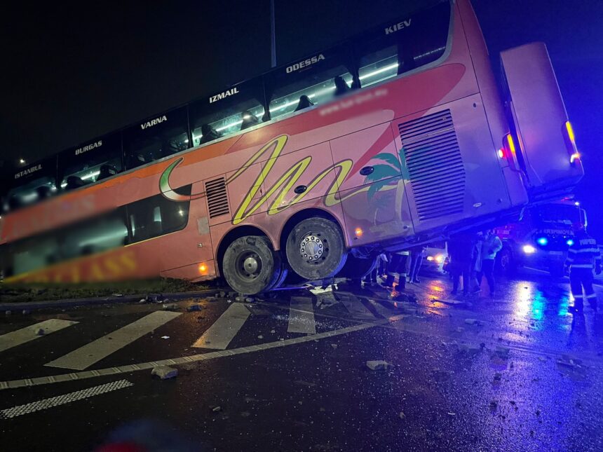plan rosu de interventie in braila un autobuz cu 24 de pasageri s a rasturnat citi pasageri ajung in spital video 69236f5d4cff3