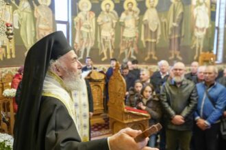 preotii s au rugat pentru siderurgistii galateni ips casian a participat la slujba de la biserica de pe platforma siderurgica liberty galati 692b0c294a511