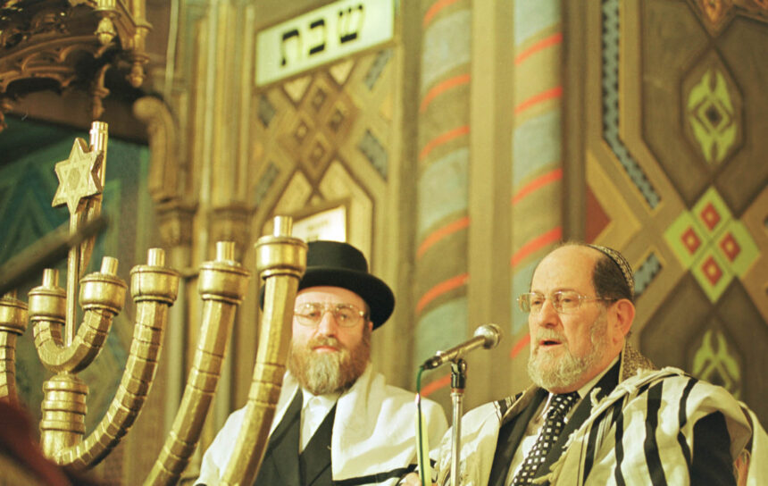 un barbat din australia a incendiat usa unei sinagogi in timp ce cativa pelerini se aflau inauntru magistratii au stabilit ca atacul nu a fost unul antisemit 6923f875dd009