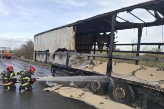 un camion incarcat cu uree a luat foc pe autostrada bucuresti constanta 6928044b4abf9