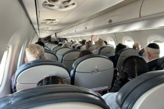 un fost pilot dezvaluie motivul infiorator pentru care jaluzelele trebuie ridicate la decolarea si aterizarea avioanelor 691736945439a