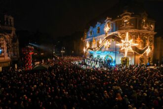 Corul Madrigal susține un concert de colinde în fața Casei Mița Biciclista din București, în decor festiv de Crăciun
