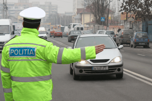 Polițiști ai Brigăzii Rutiere București oprind mașini în trafic în timpul unei verificări