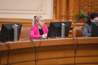 Gabriela Porumboiu susținând o declarație publică despre creșterea salariului minim și reducerea taxării pe salariile mici