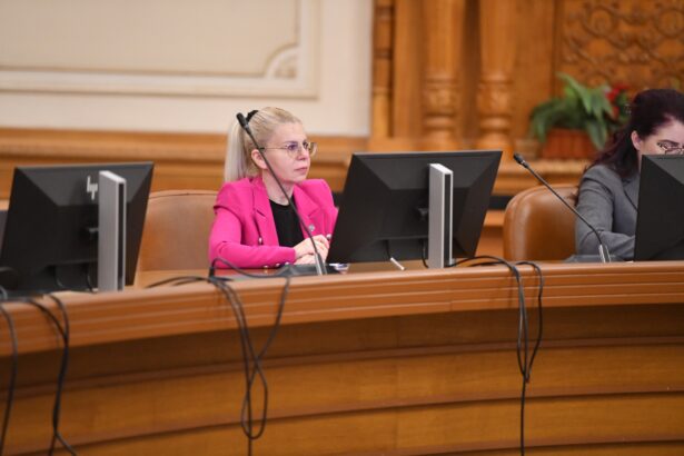 Gabriela Porumboiu susținând o declarație publică despre creșterea salariului minim și reducerea taxării pe salariile mici