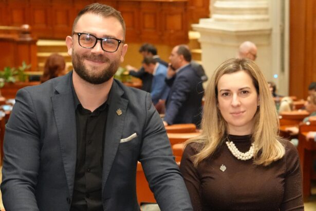 Deputatul Dumitrița Albu în Parlament, prezentând proiectul Casa Protejată privind extinderea asigurării obligatorii a locuinței