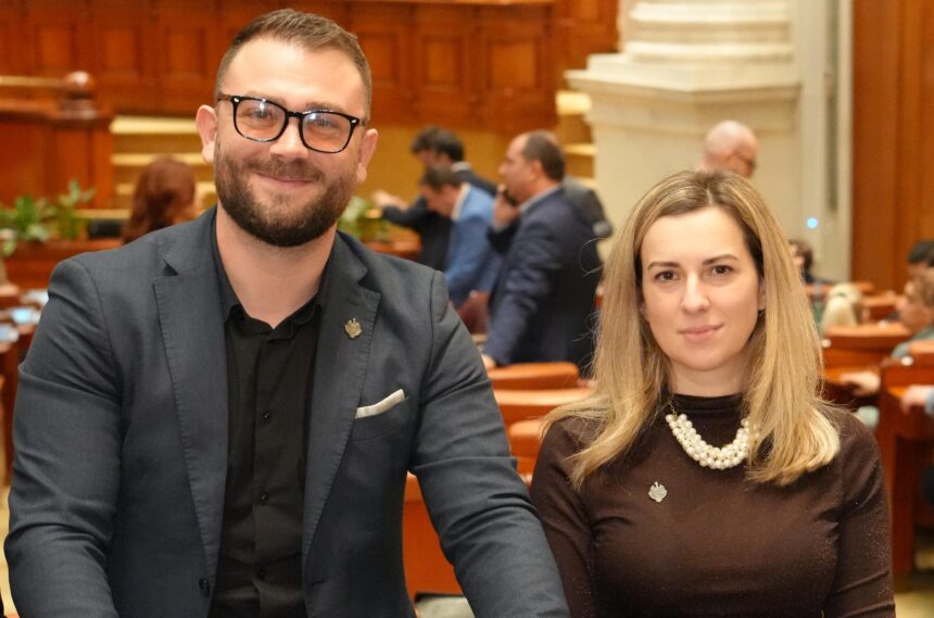 Deputatul Dumitrița Albu în Parlament, prezentând proiectul Casa Protejată privind extinderea asigurării obligatorii a locuinței