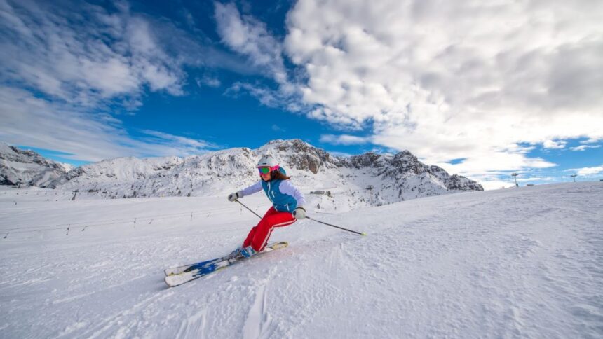 Schiori pe pârtiile din Poiana Brașov, la deschiderea sezonului de schi 2026