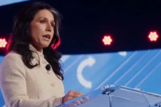 Tulsi Gabbard, Directorul Național de Informații al SUA, susținând un discurs la AmericaFest 2025 despre deep state și sabotarea păcii
