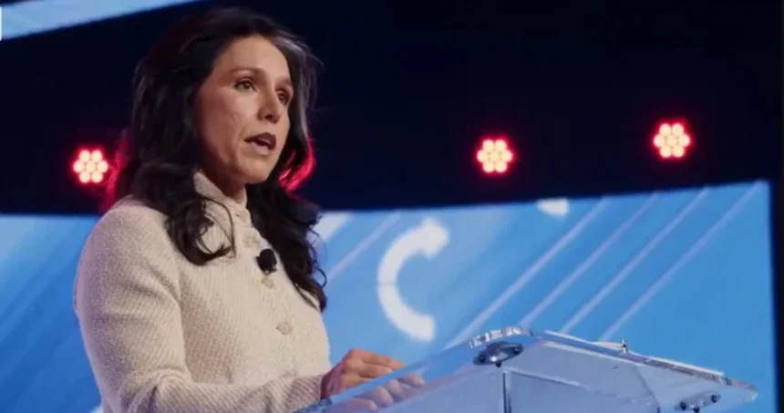 Tulsi Gabbard, Directorul Național de Informații al SUA, susținând un discurs la AmericaFest 2025 despre deep state și sabotarea păcii