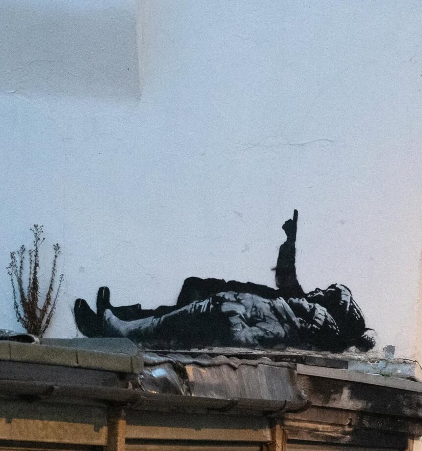 banksy dezvaluie un nou mural cu copii privind stelele in londra 694a68addec6b