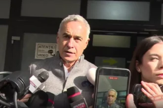 Călin Georgescu în fața Poliției din Buftea, în timpul declarațiilor privind raportul de anulare a alegerilor prezidențiale