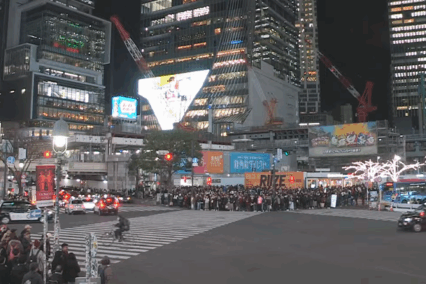 cea mai aglomerata trecere de pietoni din lume a devenit o atractie turistica mii de oameni traverseaza intersectia in cateva minute 6937dc2c8b405