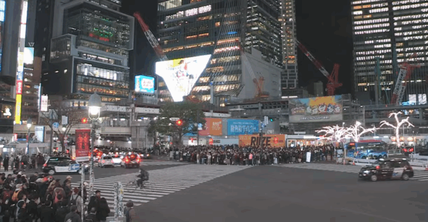 cea mai aglomerata trecere de pietoni din lume a devenit o atractie turistica mii de oameni traverseaza intersectia in cateva minute 6937dc2c8b405