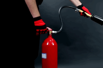 cum se foloseste corect un stingator de incendiu explicatiile oferite de isu timis 693fc81d078a1