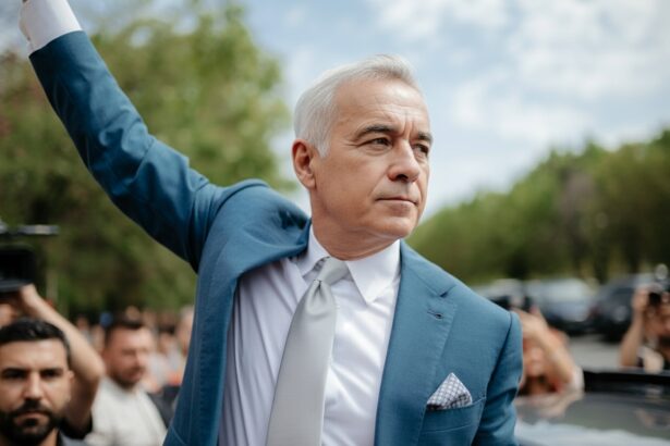 edited calin georgescu asteptat de sute de sustinatori la sediul politiei din buftea 692ea2559803f