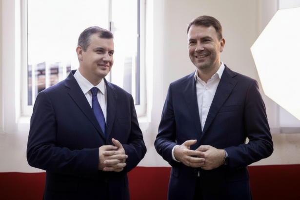 edited disperare in tabara lui drula cu cateva zile inainte de vot presedintele si toti oamenii din jurul sau lupta pentru candidatul usr tomac consilier onorific ii dedica o oda 693175ab585f5